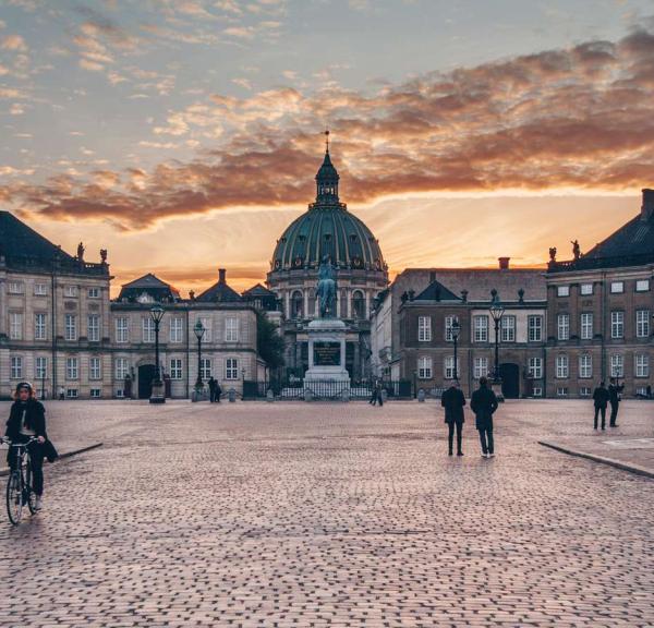 Amalienborg Slotsplads og Marmorkirken i København. 